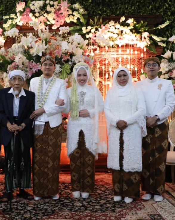 Duka Cita Khofifah Mendalam Untuk Mbah Moen