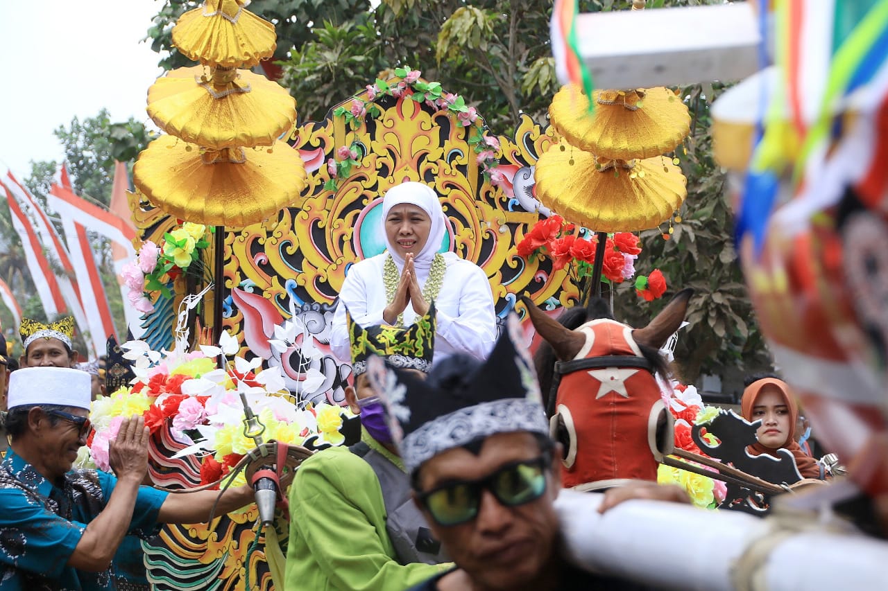 Diarak Saat Larung Sesaji Pancer, Khofifah Promosi Aplikasi Pencari Ikan