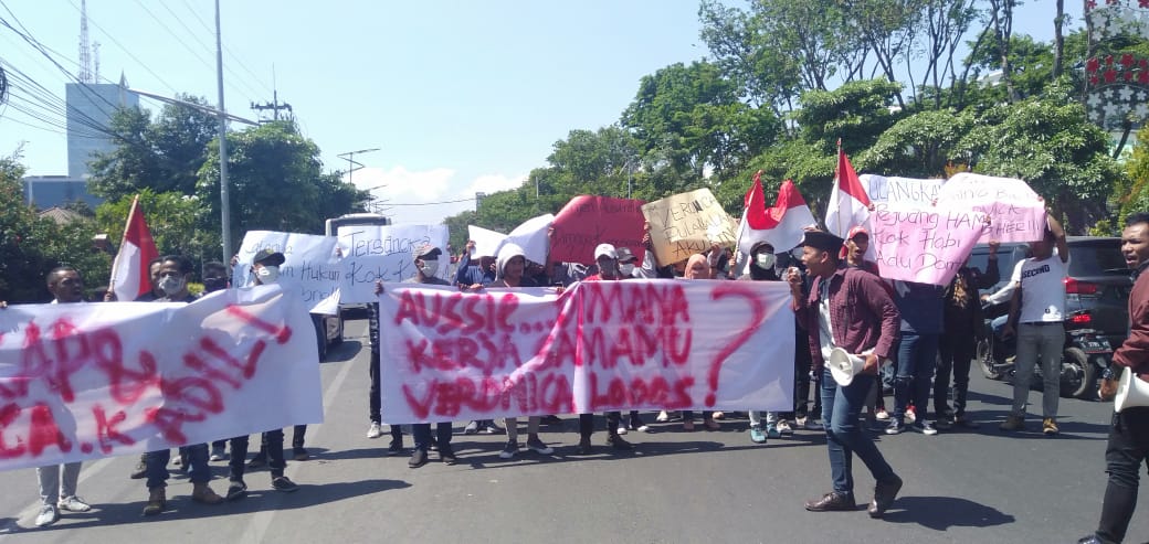 Puluhan Massa Unjuk Rasa Desak Pulangkan Veronica