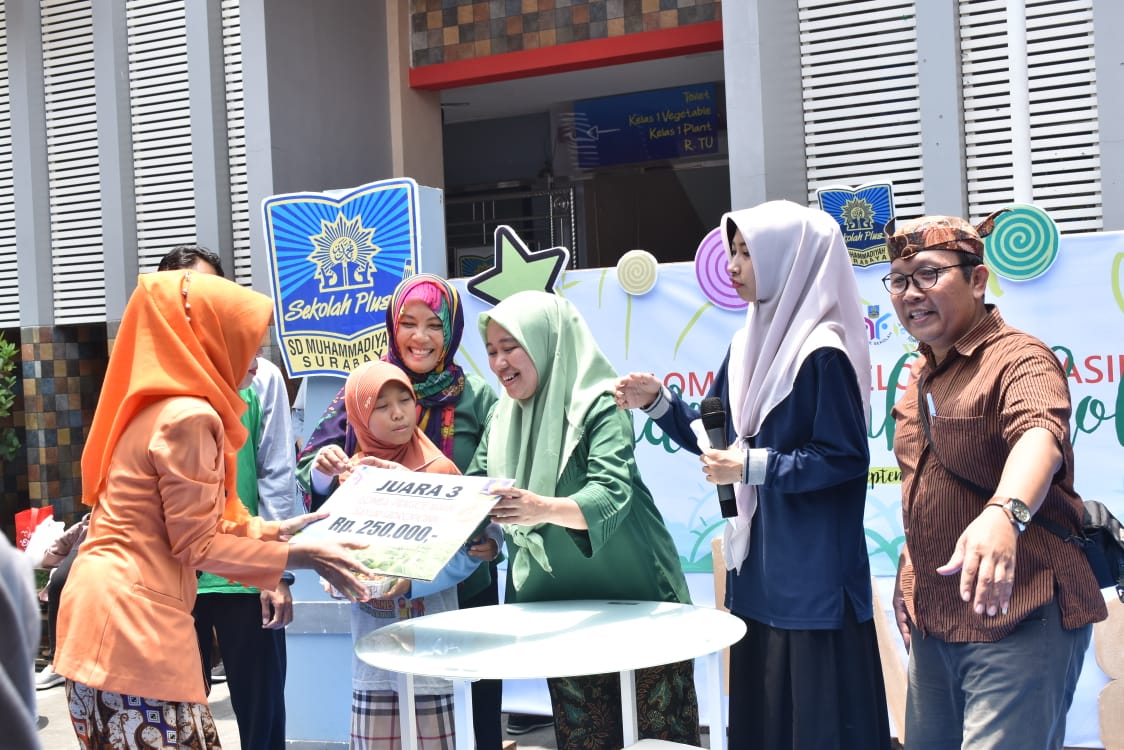 Wali Murid Ikuti Pameran Inovasi Hasil Olahan Sayuran Hidroponik SD Muhammadiyah 18 Surabaya