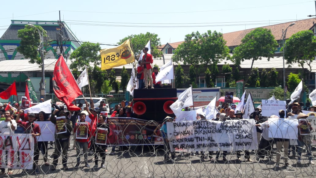 Petani Jawa Timur Unjuk Rasa di DPRD Jatim Menuntut Ini