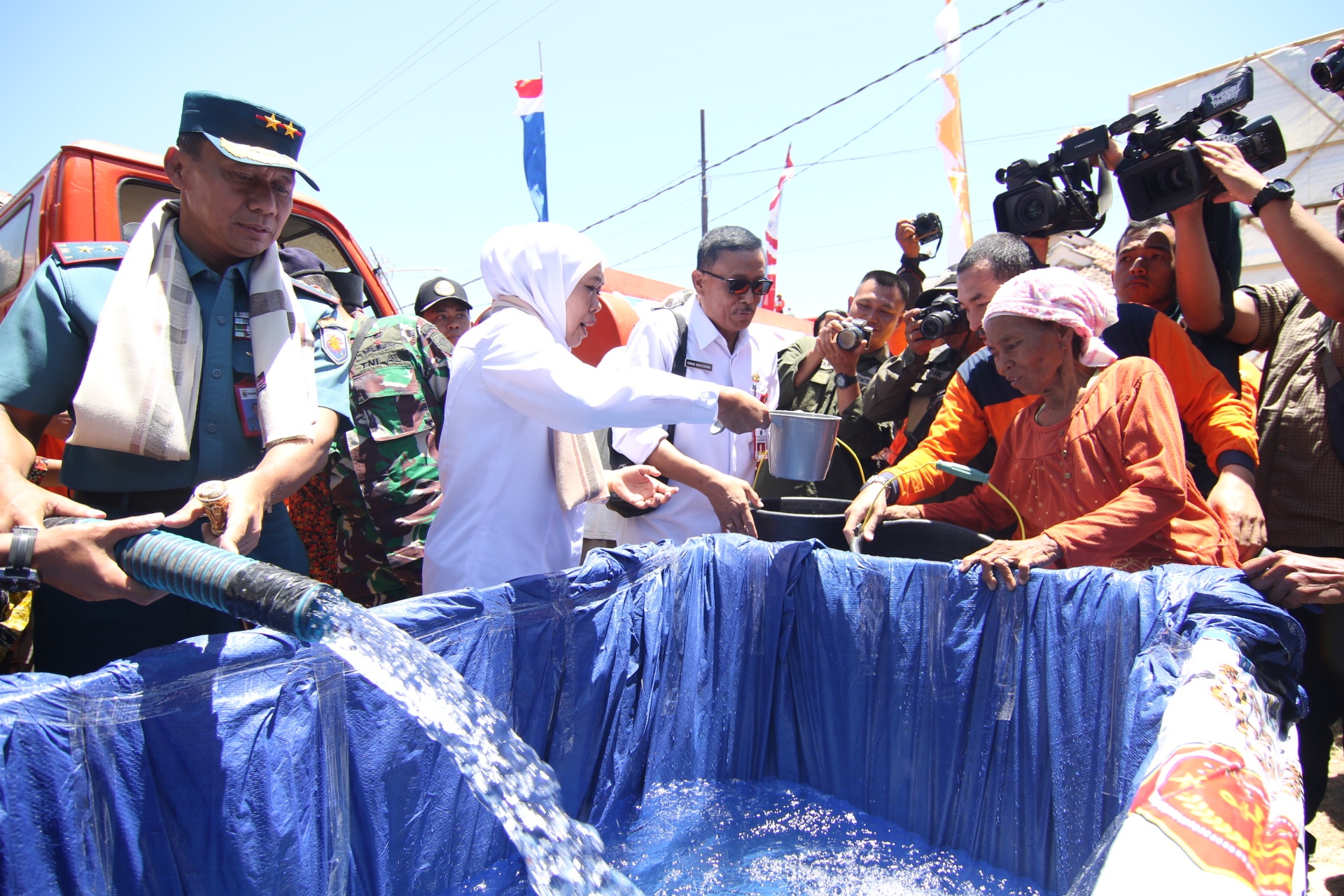 Khofifah Salurkan 750 Ribu Liter Air Bersih Untuk Pulau Sapudi
