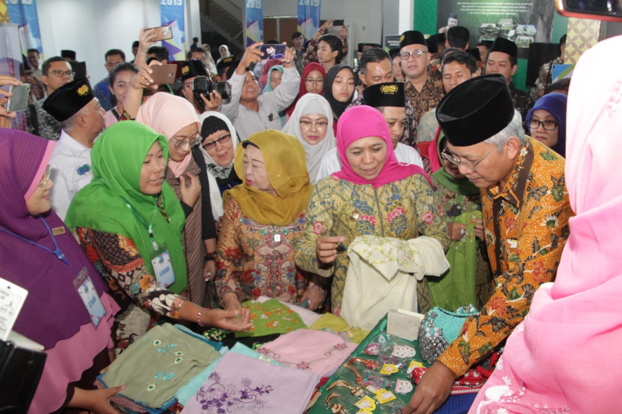Gubernur Terbaik Wilayah Tengah, Khofifah Raih Kadin Award 2019