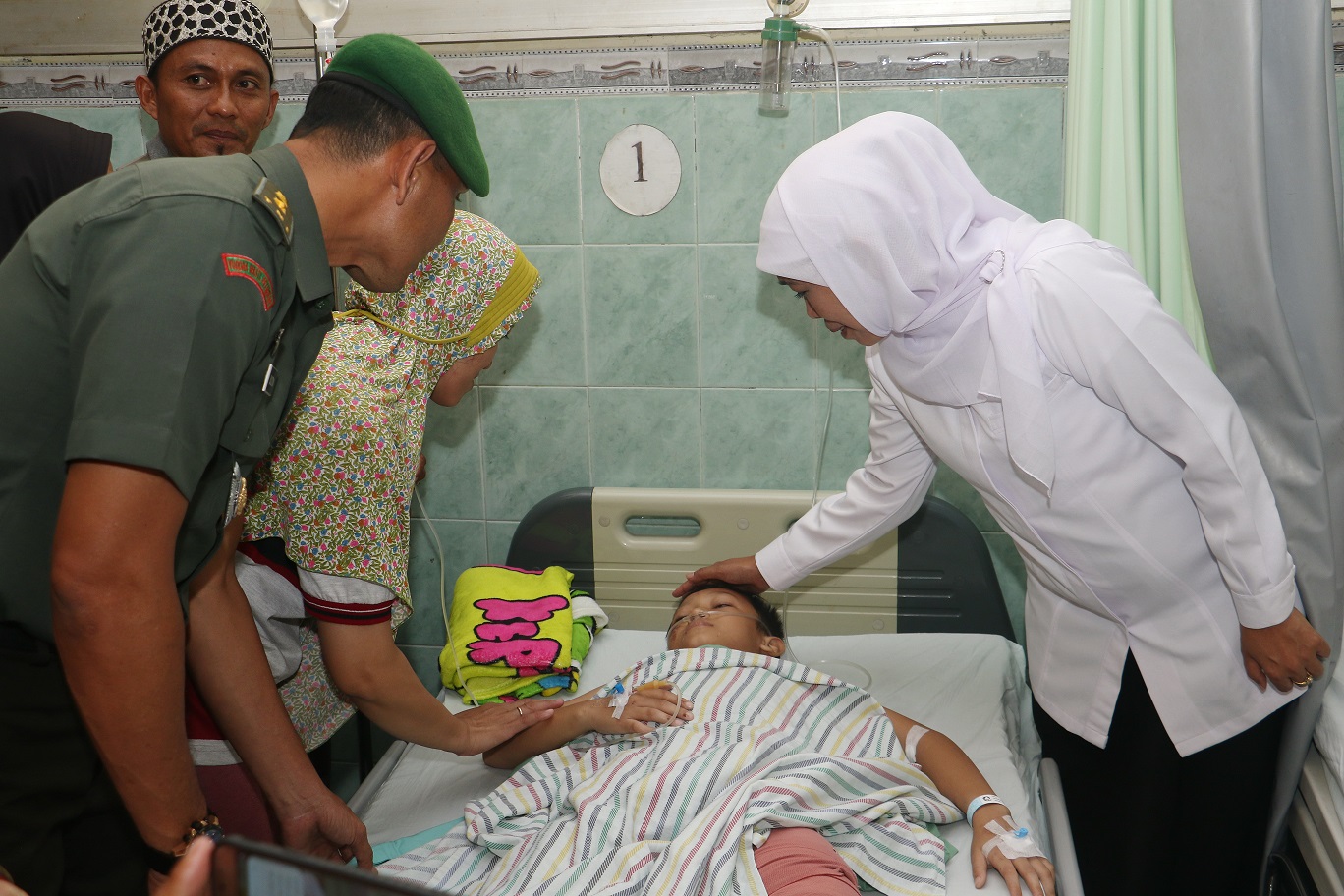 Khofifah Jenguk Korban Ambruknya SDN Gentong Pasuruan