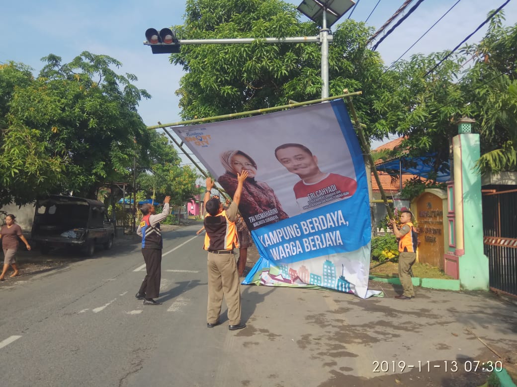 Ramai Baliho Surabaya Smart City: Eri: Gusti Allah Maha Tahu