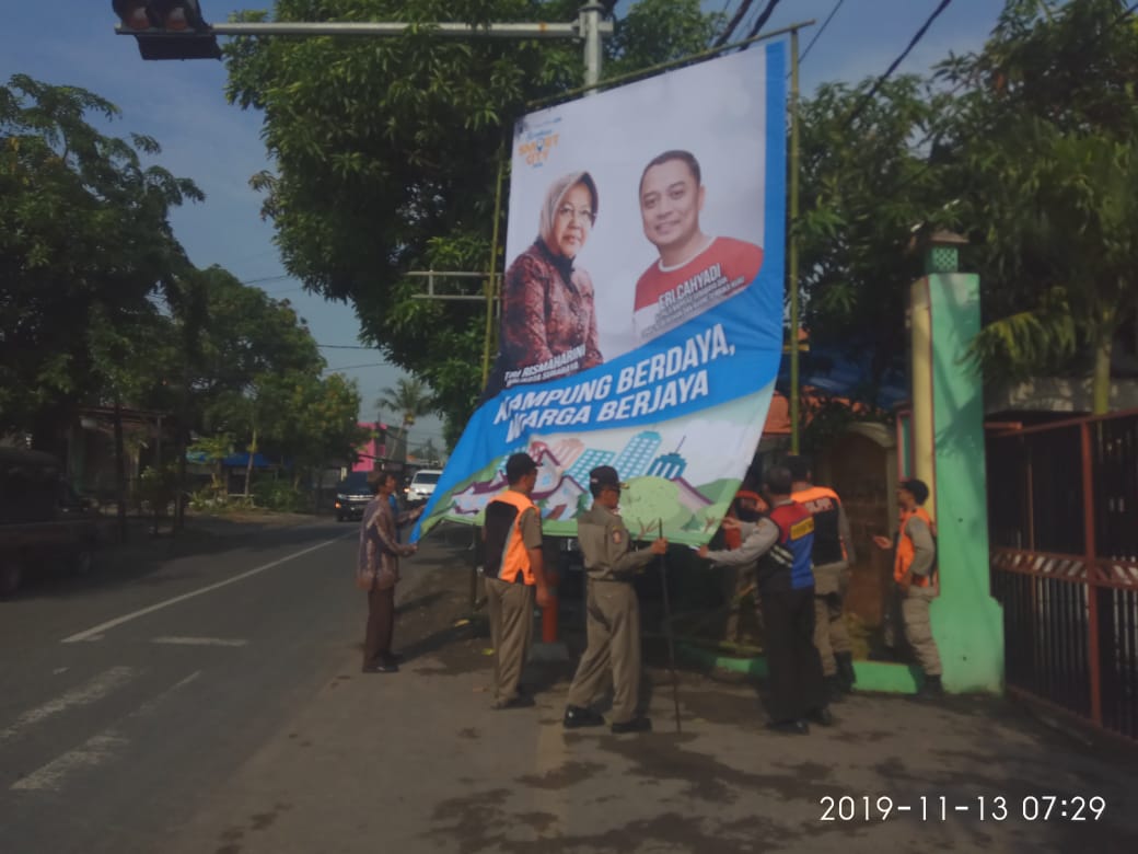 Diduga Jadi Kampanye Terselubung, Baliho Surabaya Smart City Dicopot Satpol PP