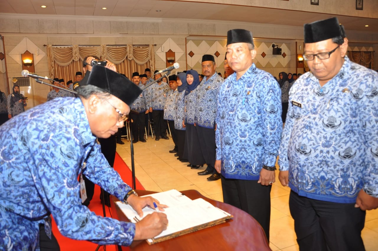 Mutasi Akhir Tahun, Bupati Gresik Lantik 375 Pejabat Baru