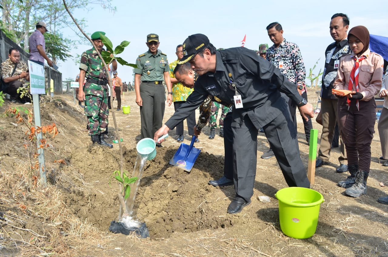 Hari Juang TNI AD dan HUT Kodam V Brawijaya, Wabup Qosim Tanam 3 Ribu Pohon