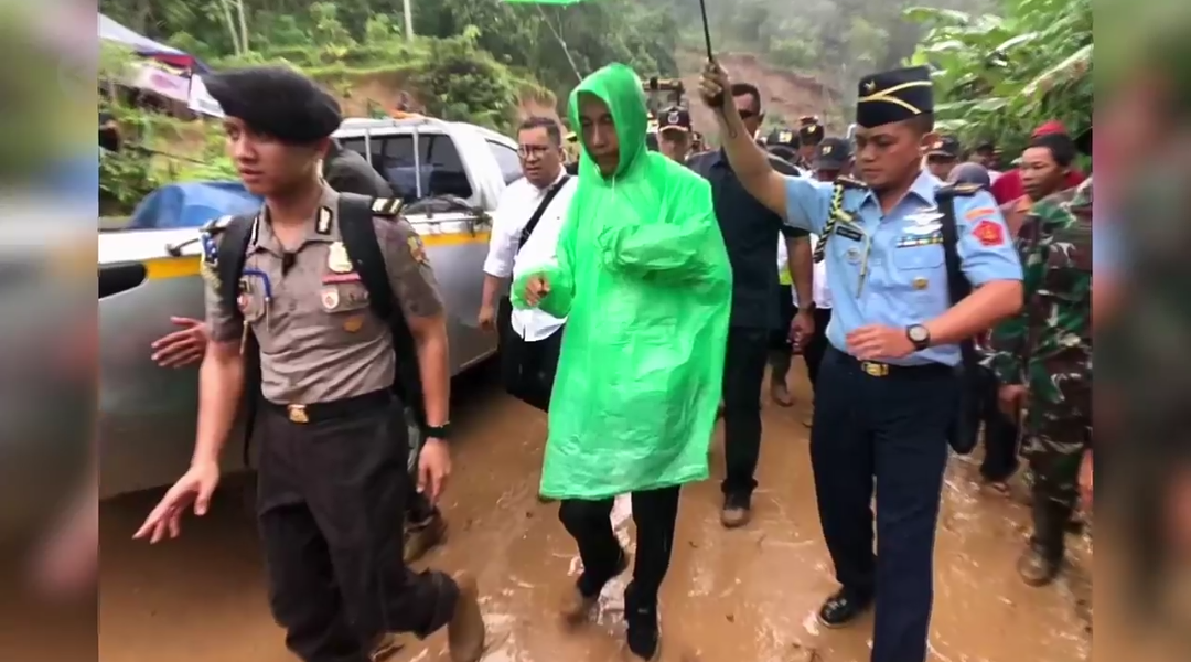 Kunjungi Korban Tanah Longsor, Jokowi Kenakan Jas Hujan Kresek