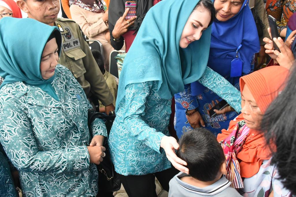 Arumi Bachsin Beri Bantuan Korban Banjir Bandang Bondowoso