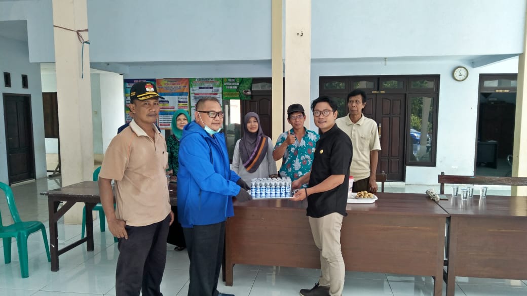 Lawan Corona, Kuswanto Bagikan Hand Sanitizer di Desa-desa