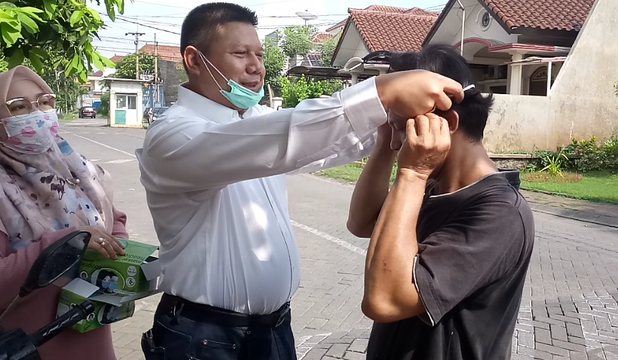 Lawan Corona, Jumat Berkah Politisi Gerindra Berbagi Nasi dan Masker