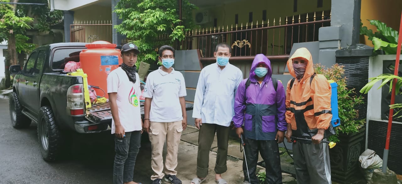 Suwandy Firdaus Semprot Disinfektan di Wilayah Padat Pekerja Pabrik di Mojokerto