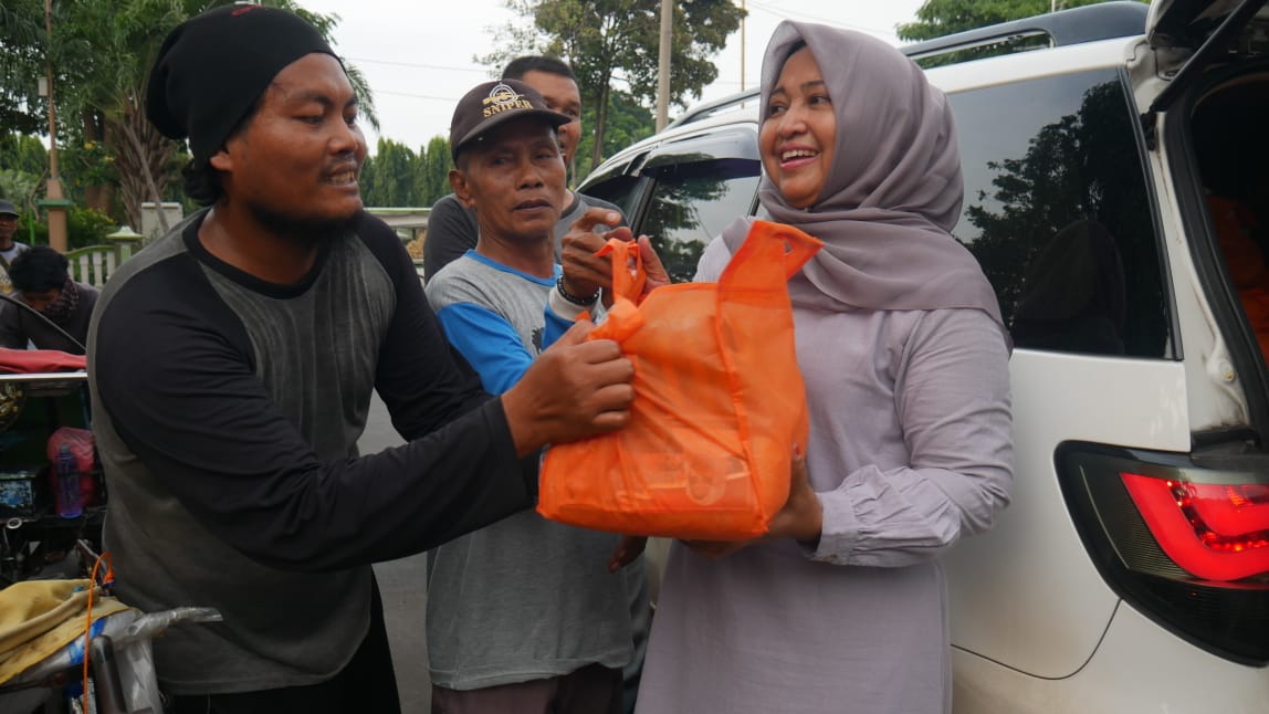 Tak Mau Saling Menyalahkan, Khozanah Berbagi Sembako Untuk Warga Tuban
