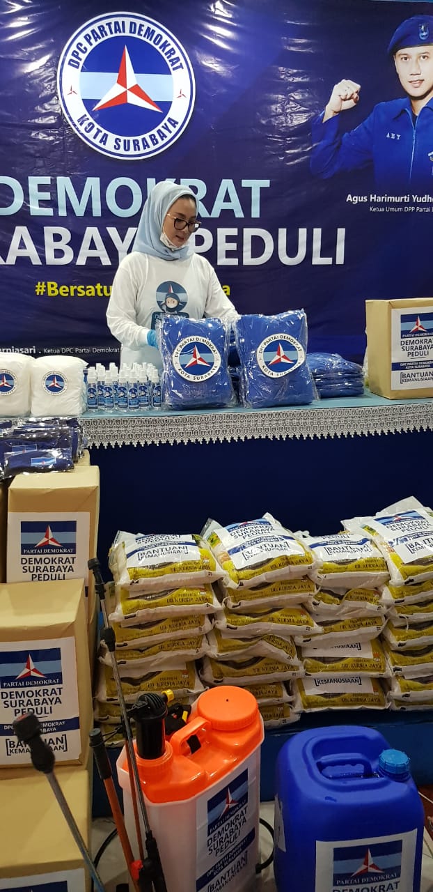 Cegah Covid 19, Partai Demokrat Surabaya Bagikan Masker Dan Sembako
