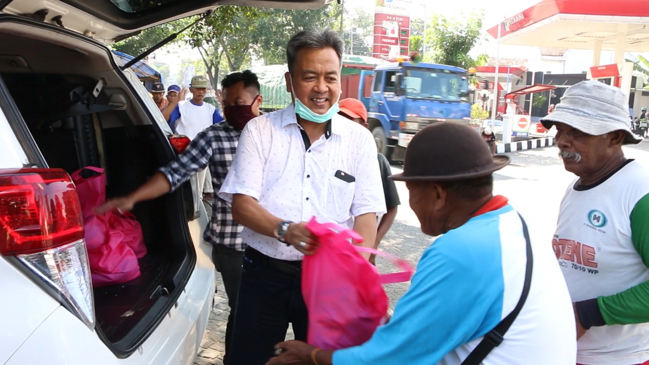 Budiono Gerinda Berbagi Sembako Untuk Warga Bojonegoro