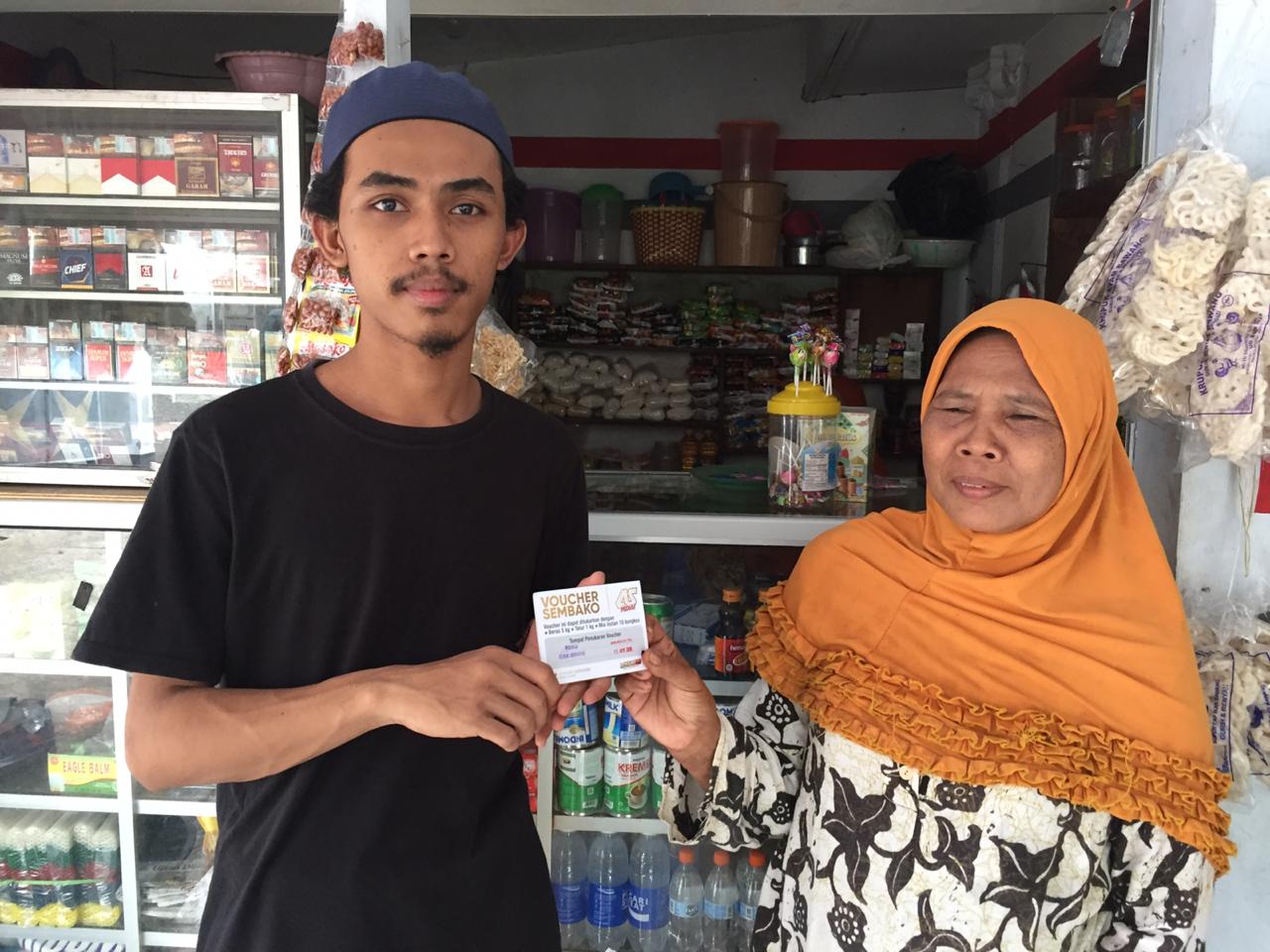 Patuhi Physical Distancing, Begini Cara Wakil Ketua DPRD Jatim Berbagi Sembako