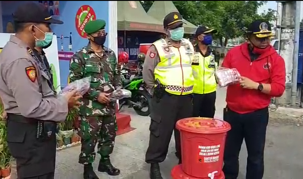 Sebar Ribuan Masker, Fraksi PDI Perjuangan DPRD Jatim Solid Perangi Covid-19
