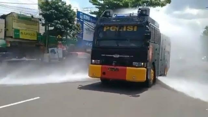 Pakar Menyoal Efektivitas Mobil Water Cannon Semprotkan Disinfektan