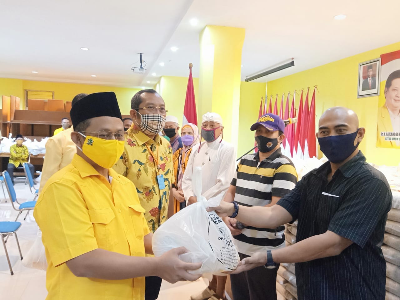 DPD Golkar Jatim Bagikan 41.500 Paket Sembako Ramadan