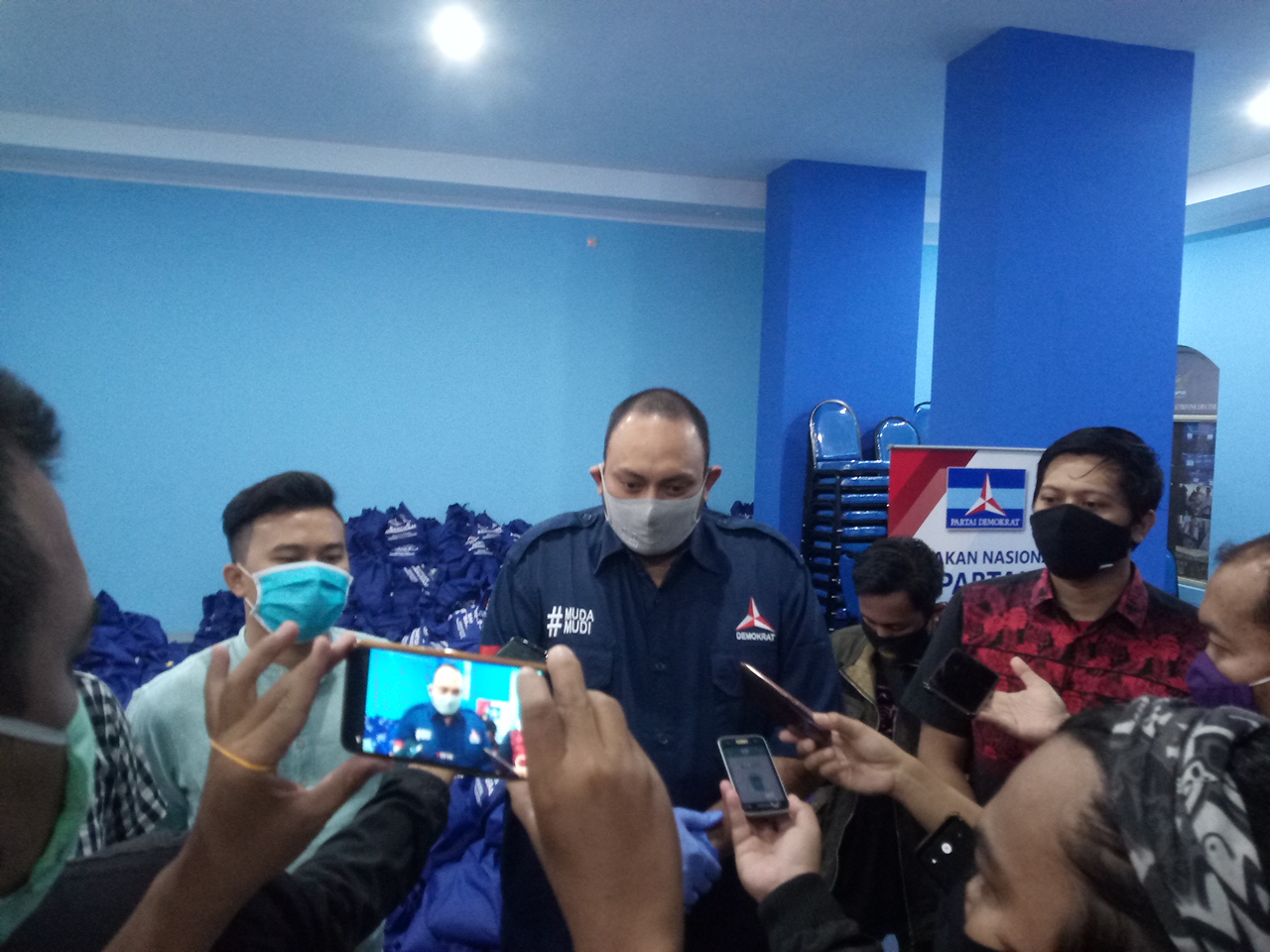 Demokrat Jatim Bagikan Ribuan Sembako untuk Mahasiswa