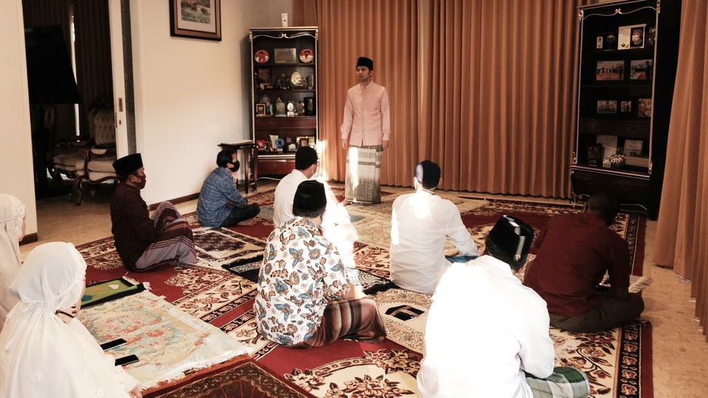 Emil Dardak Sholat Ied di Rumah Margorejo