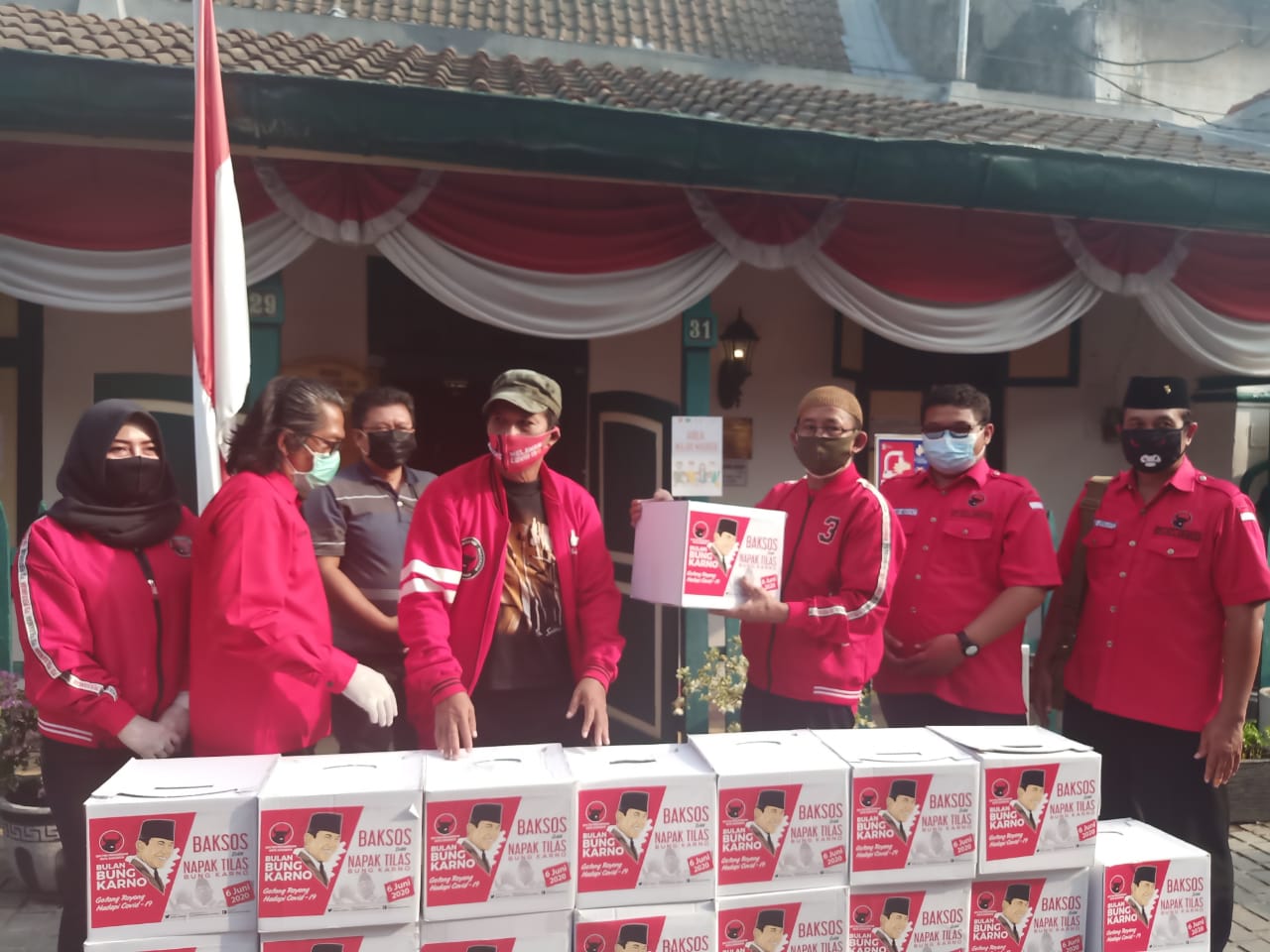Rayakan Ulang Tahun Bung Karno, PDIP Surabaya Bagi Sembako
