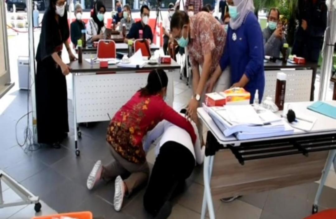 Wali Kota Risma Sujud Di Kaki Dokter