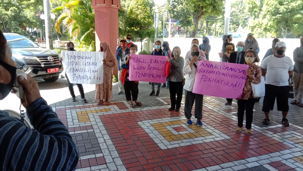 Wali Murid Datangi DPRD Surabaya, Ada Apa