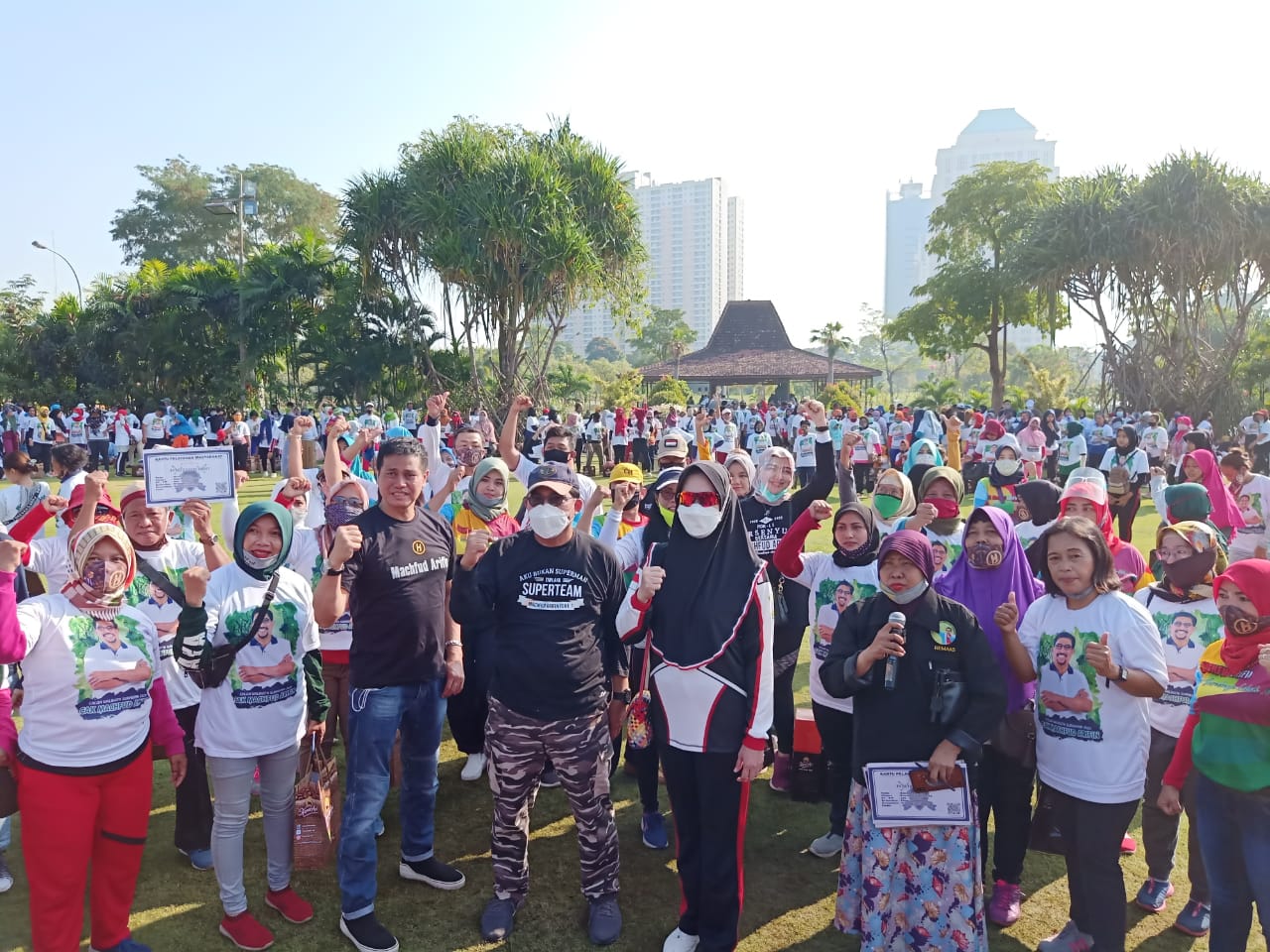 Cegah Penyebaran Covid 19, Machfud Arifin Ajak Warga Senam Dan Berjemur