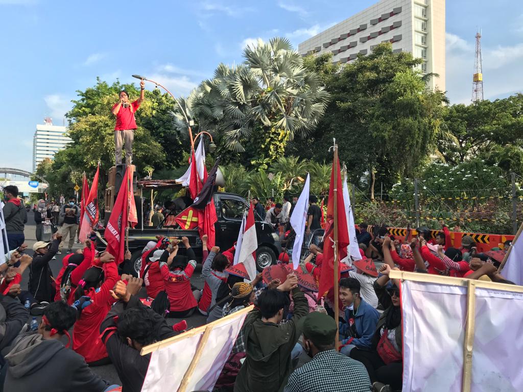 Ketika Risma Memungut Sampah Di Aksi Getol Jatim Dianggap Pencitraan