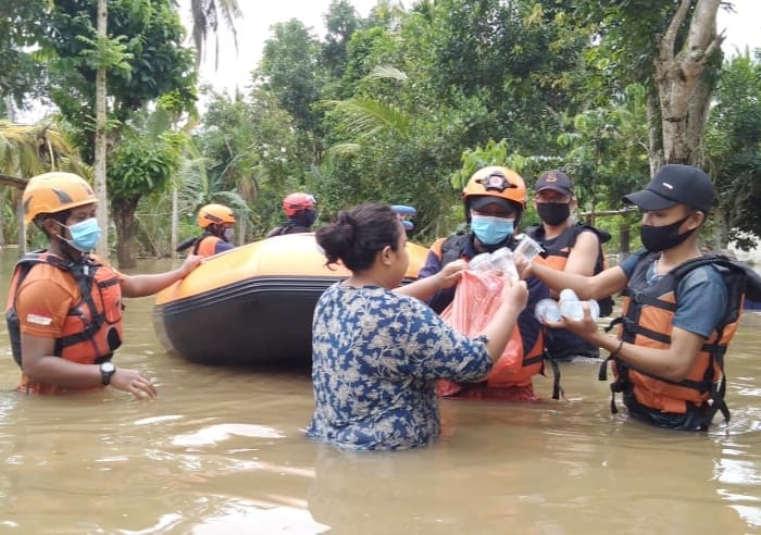 BPBD Jatim Kirim Perahu Karet dan Logistik untuk Korban Banjir Jember