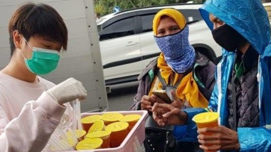 Jenuh Pandemi, Crazy Rich Surabaya Bagi-bagi Minuman Korea di Jalan