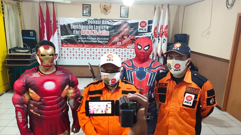 PKS Warrior Hibur Korban Banjir Kalimantan
