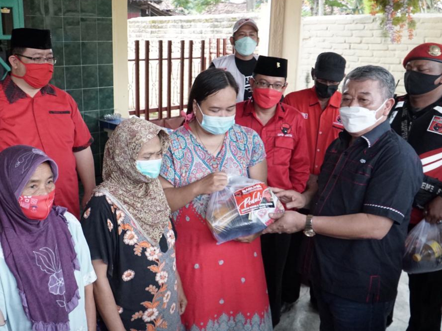 PDI Perjuangan Jatim Salurkan 750 Paket Bantuan untuk Korban Bencana Nganjuk