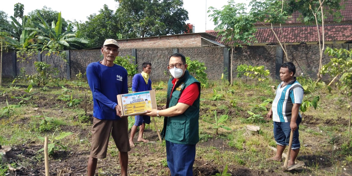 Reses, Ketua Komisi A DPRD Jatim Bagikan Paket Sembako di Nganjuk