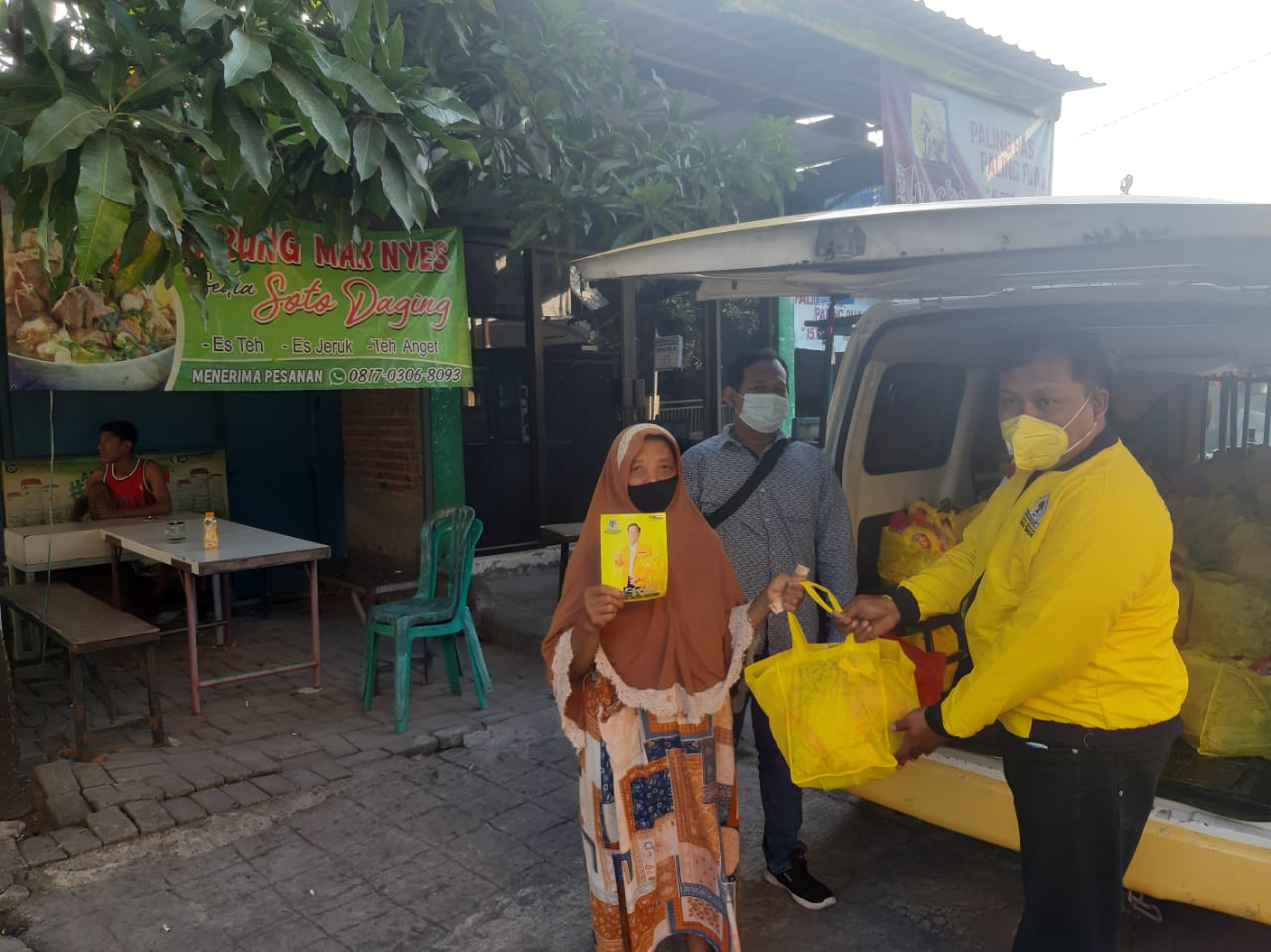 Golkar Surabaya Bantu Warga Terdampak PPKM Darurat, Bagi Masker Dan Paket Sembako