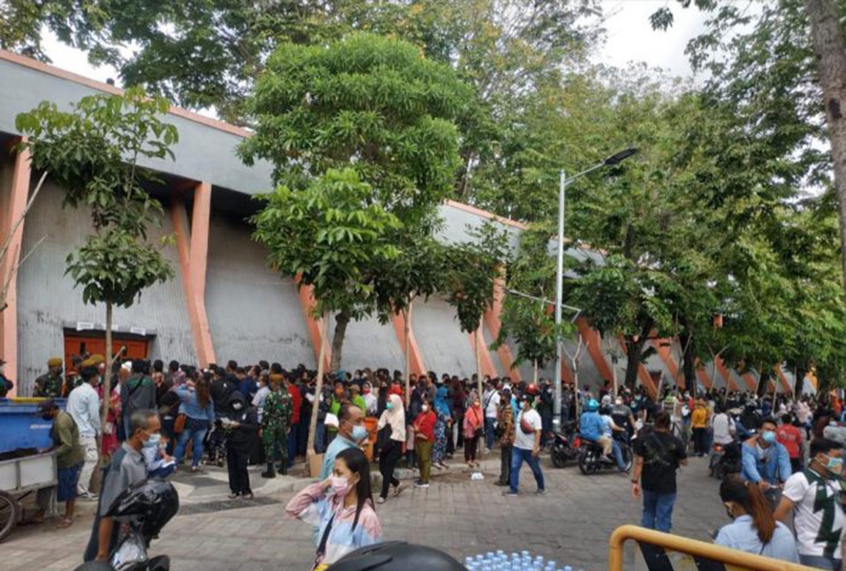 Warga Sesalkan Adanya Kerumunan Vaksinasi Di Gelora 10 November