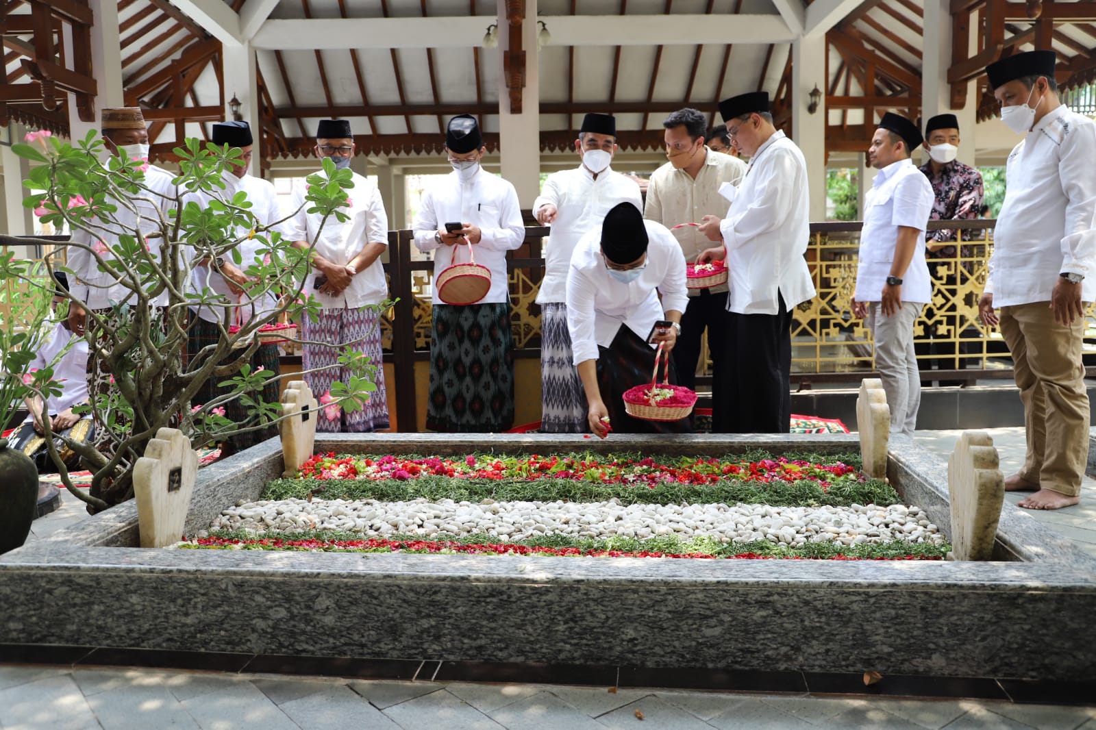 Napak Tilas Resolusi Jihad, Kader Gerindra Ziarah Makam Hasyim Asyari