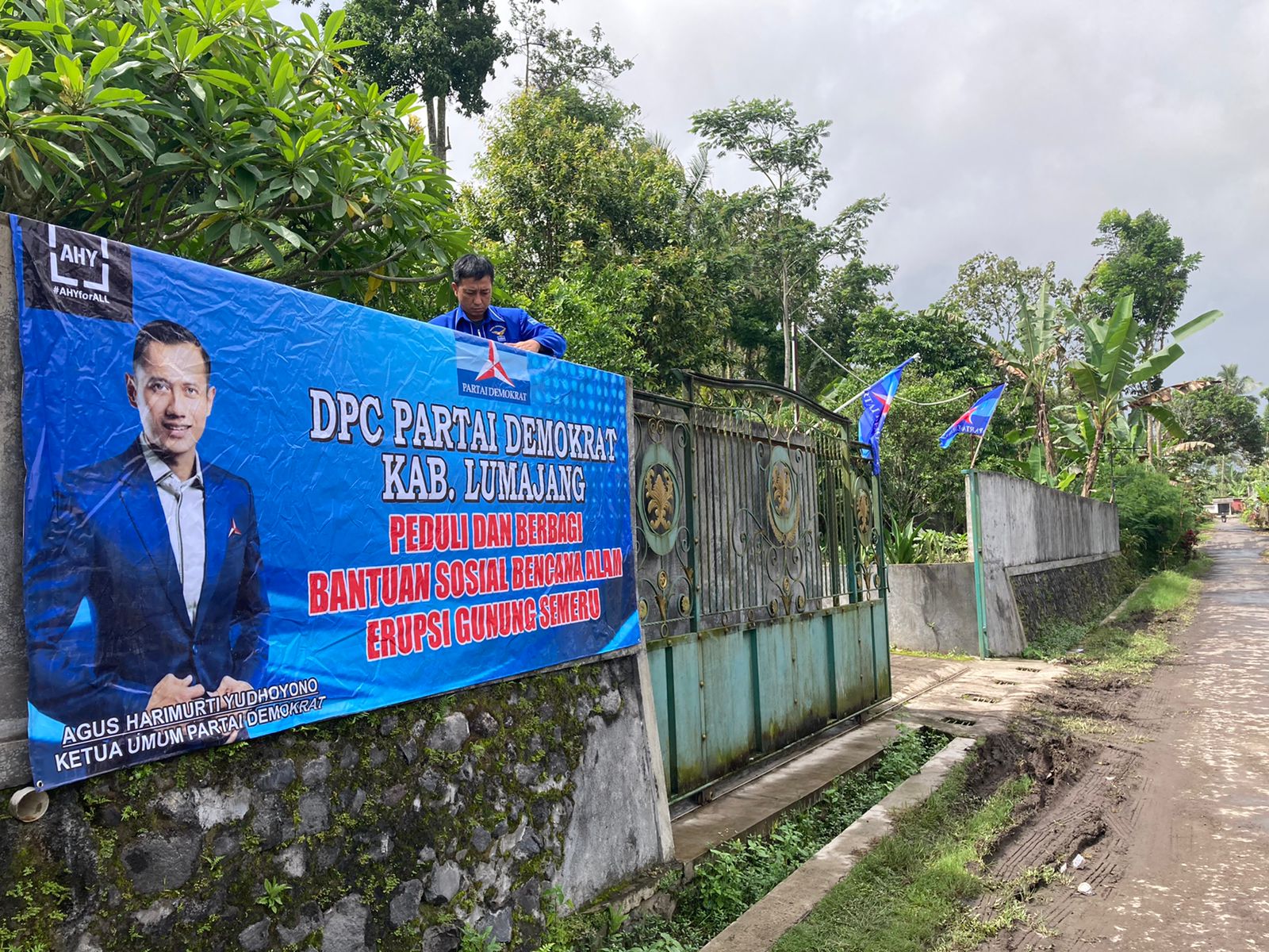 Partai Demokrat Dirikan Posko Medis dan Terjunkan Relawan Bantu Korban Erupsi Semeru