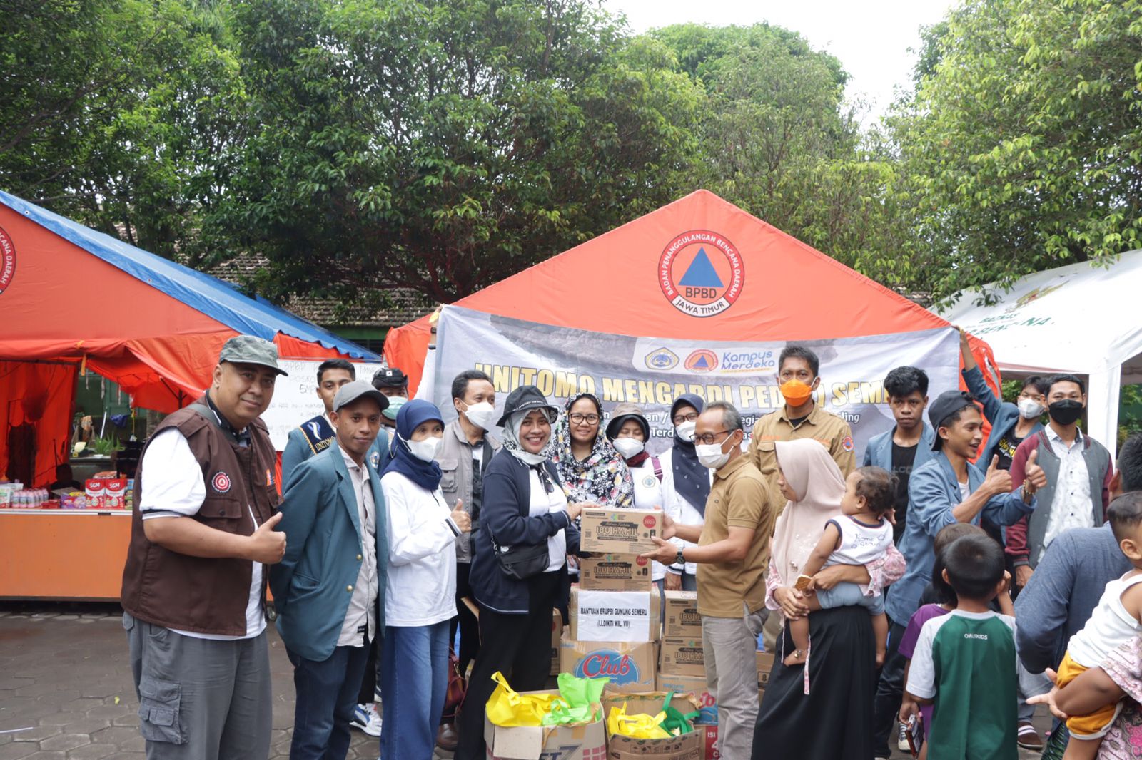 Unitomo Beri Donasi dan Trauma Healing Korban Erupsi Gunung Semeru