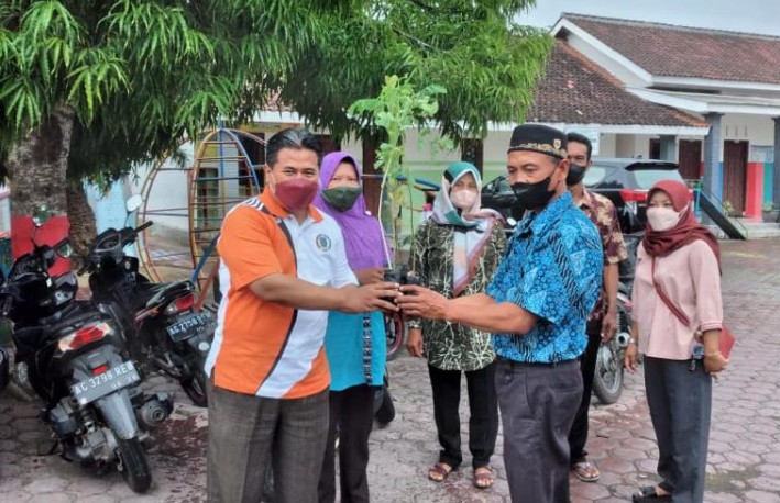 Alimin Serahkan Ribuan Bibit Pohon dan Buah-buahan Dukung Ekonomi Kerakyatan