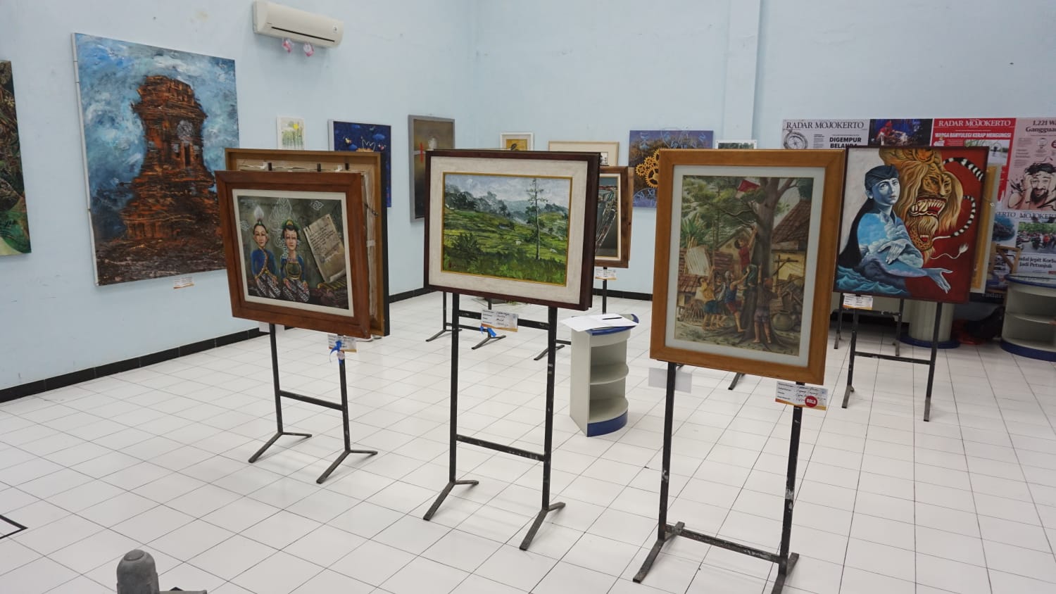 Keluarga Ning Ita Borong Lukisan Seniman Mojokerto