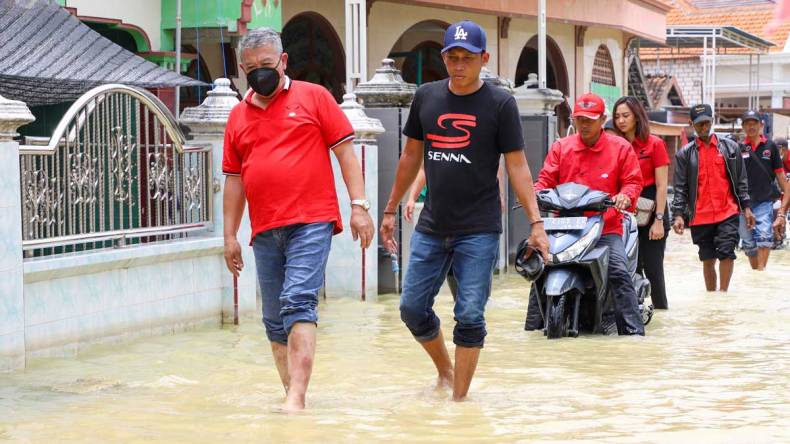 Ketua DPD PDI Perjuangan Jatim Turun Atasi Banjir Akibat Luapan Bengawan Njero
