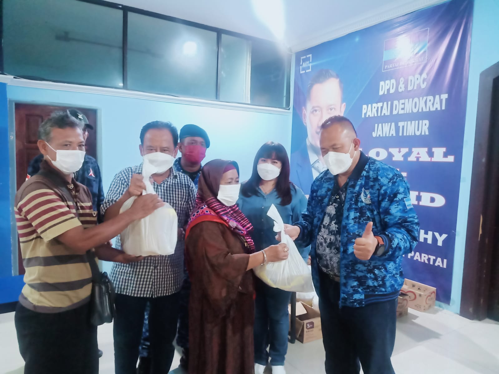 DPD Partai Demokrat Jatim Jual Minyak Goreng Rp10.000 Per Liter