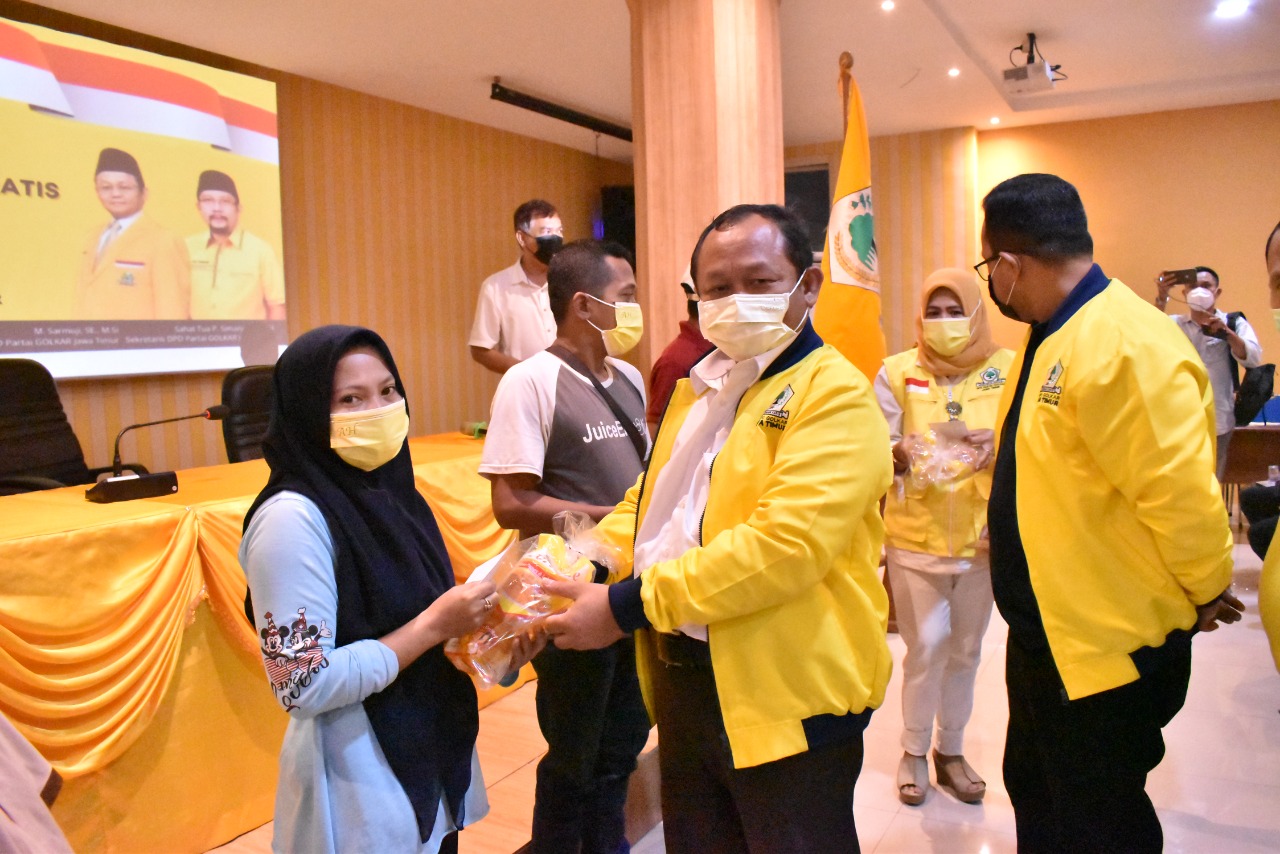 Golkar Jatim Gelontor Ribuan Minyak Goreng Gratis untuk Pedagang