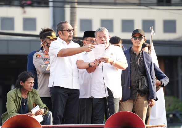 Temui Demonstran, Pimpinan DPRD Jatim Janji Teruskan Aspirasi Mahasiswa ke Presiden