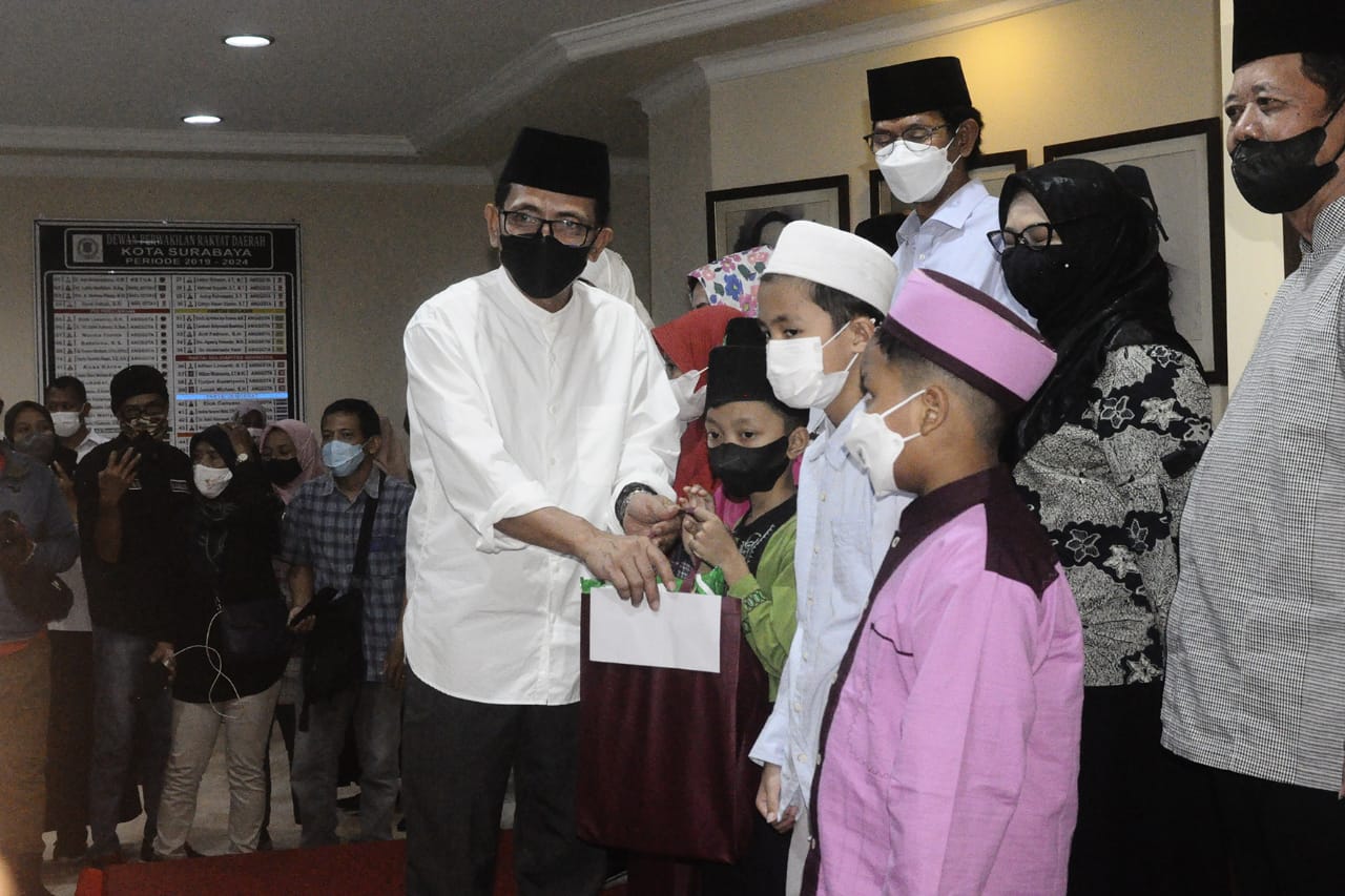 DPRD Surabaya Santuni Anak Yatim Piatu Dan Ajak Buka Puasa Bersama