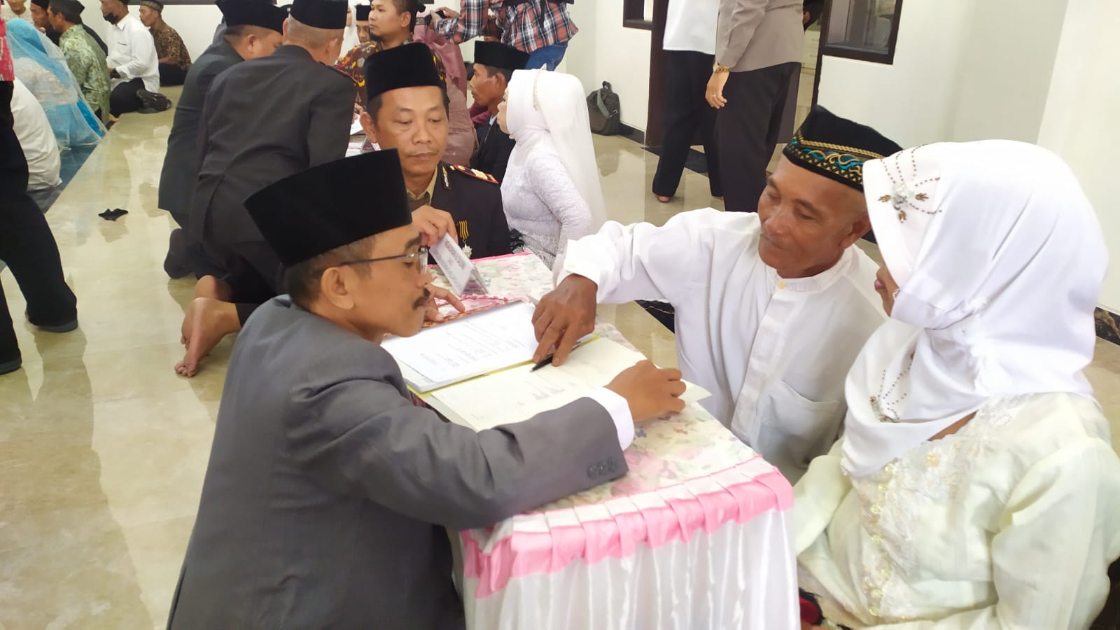 Kebahagiaan Kakek 6 Cucu Ikut Nikah Massal di Polres Jombang