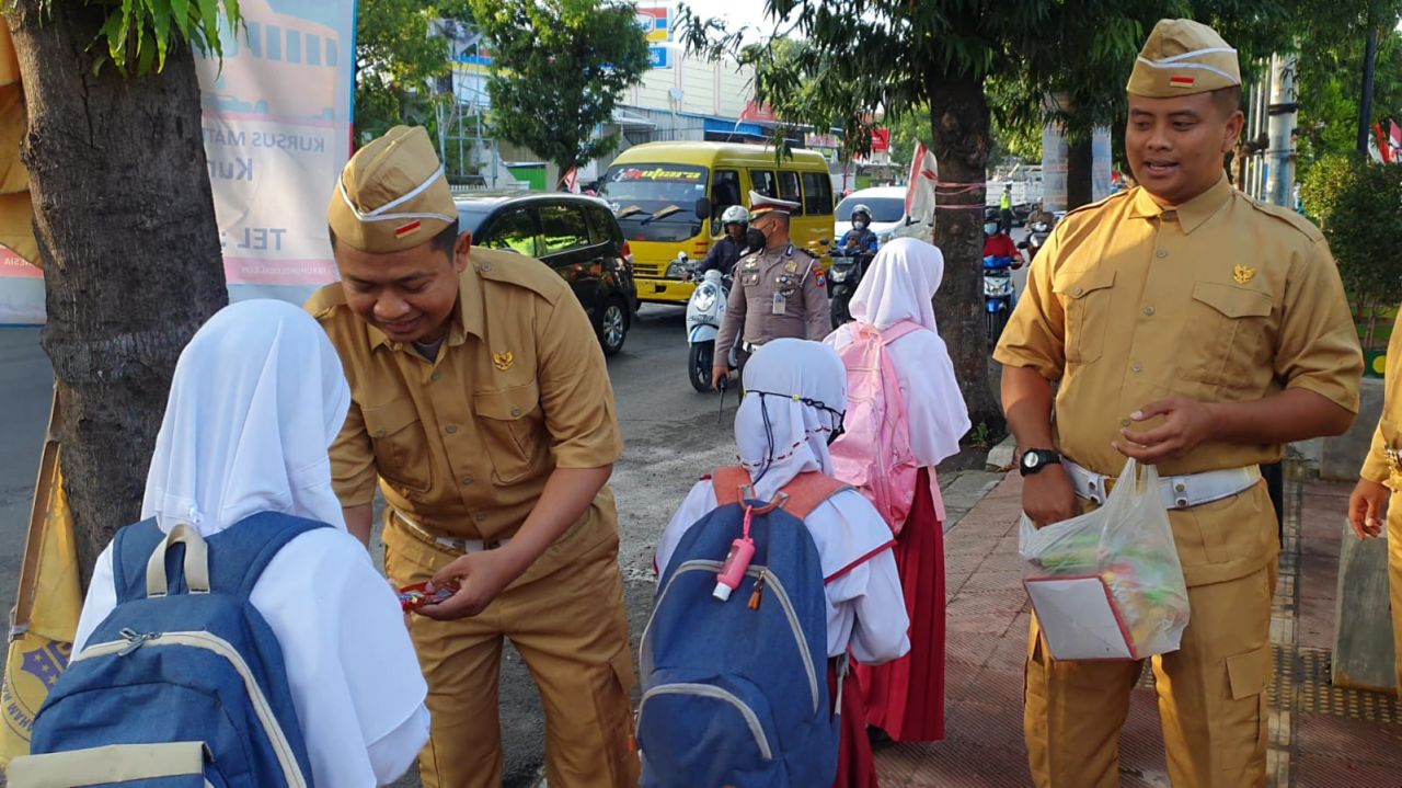 Pakai Seragam Pejuang, Polres Situbondo Bagi-bagi Cokelat untuk Pelajar